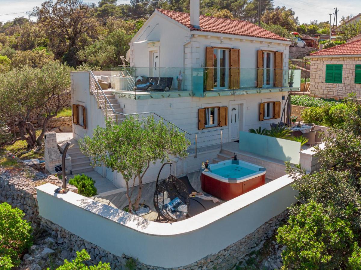 Uniquely Designed Villa Ivana With Outdoor Jacuzzi Nearby The Pebble Banje Beach At The Island Of Solta Rogač Esterno foto