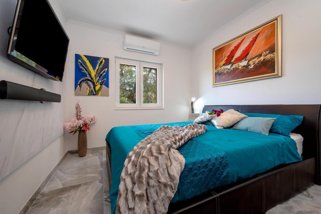 Uniquely Designed Villa Ivana With Outdoor Jacuzzi Nearby The Pebble Banje Beach At The Island Of Solta Rogač Esterno foto