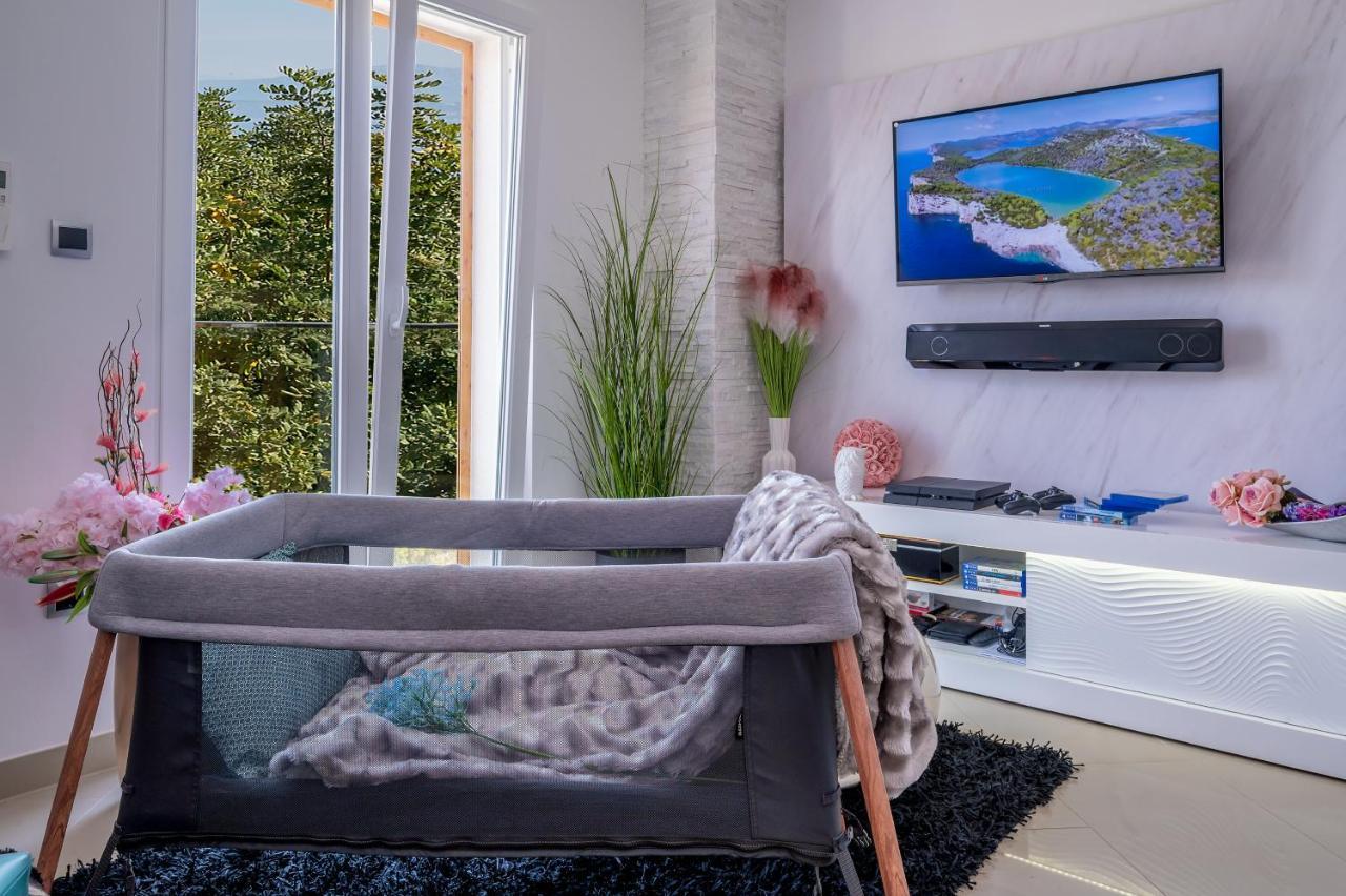 Uniquely Designed Villa Ivana With Outdoor Jacuzzi Nearby The Pebble Banje Beach At The Island Of Solta Rogač Esterno foto